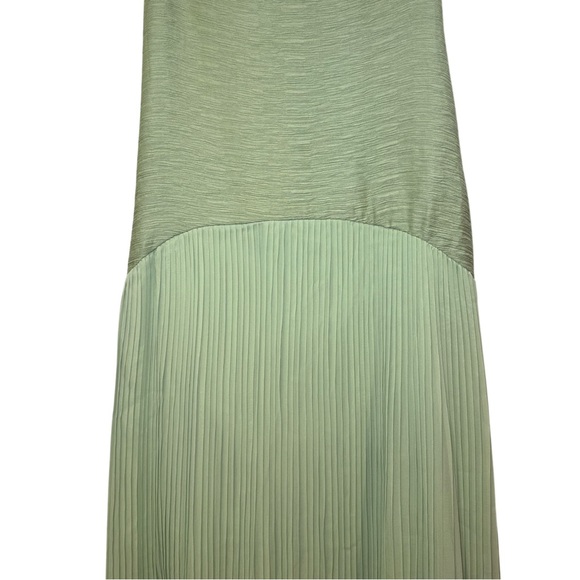Elegant Green Strapless Dress - Picture 5 of 9
